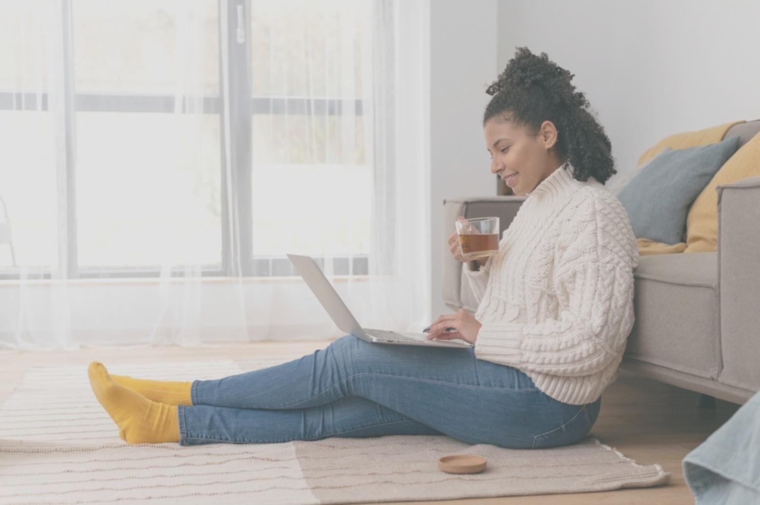 Personne installée confortablement pour une séance de méditation à domicile